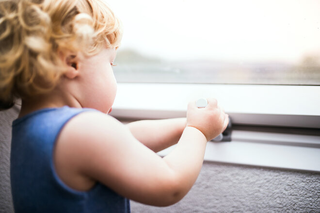 Защита для детей на окна: все варианты от решетки до замка